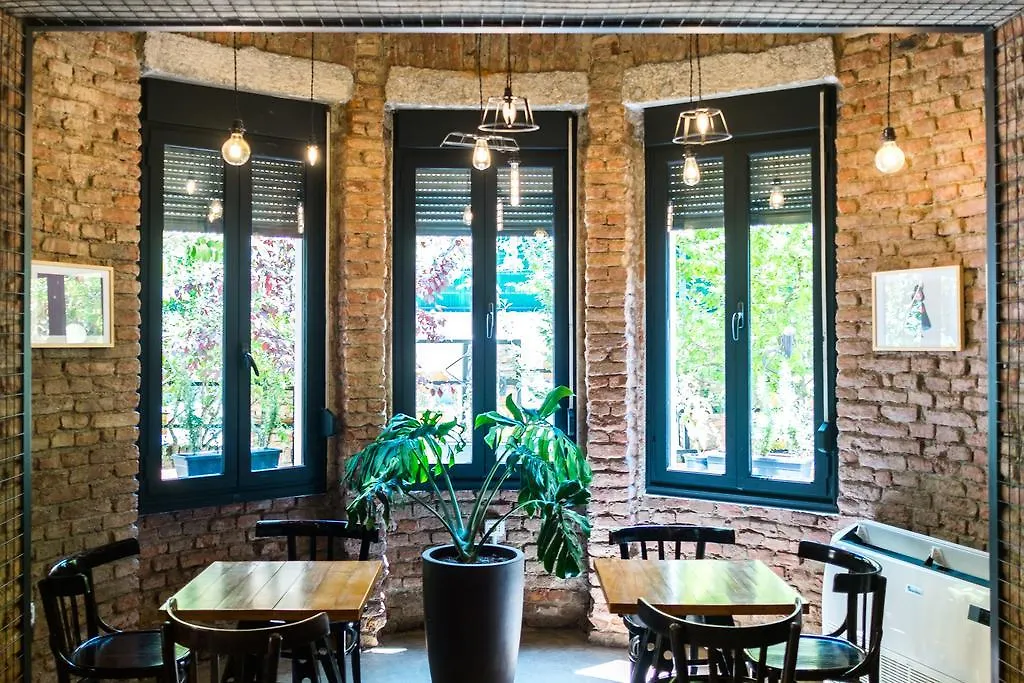 Destil Hostel Tirana 0*,  Albanien